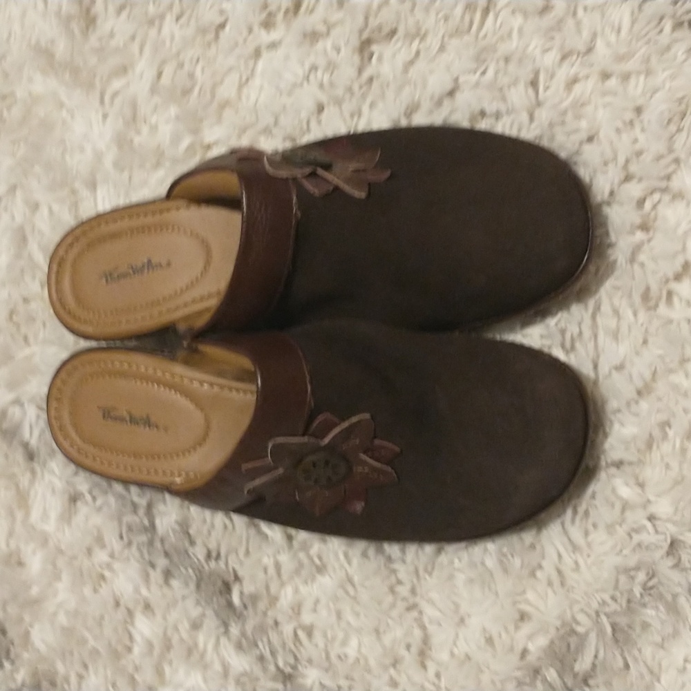 Thomas McAn woman's size 10W Carine suede w large retro flower vtg shoes